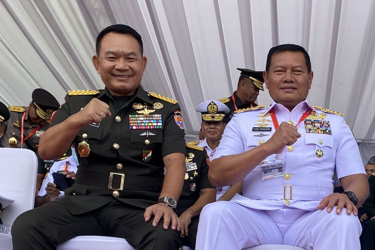 Kepala Staf Angkatan Darat (KSAD) Jenderal Dudung Abdurachman dan Jenderal TNI Laksamana Yudo Margono saat menghadiri pembukaan pameran Indo Defence Expo dan Forum 2022 di Jakarta Internasional Expo, Jakarta, Rabu (2/10/2022).