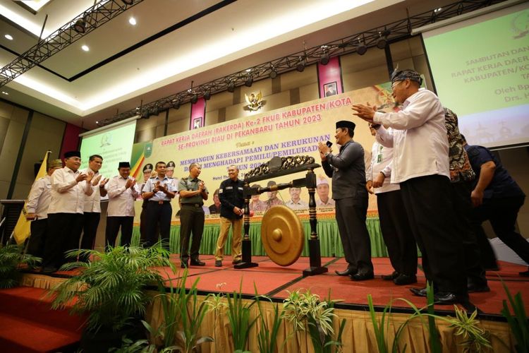 Gubernur Riau (Gubri) Syamsuar saat menghadiri Rapat Kerja Daerah (Rakerda) ke-2 Forum Kerukunan Umat Beragama (FKUB) Kabupaten/Kota se-Provinsi Riau tahun 2023 di Pekanbaru, Senin (24/7/2023).
