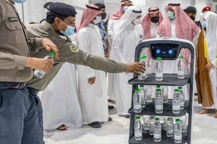Robot pengantar air zamzam di Masjidil Haram. biaya umroh 2021