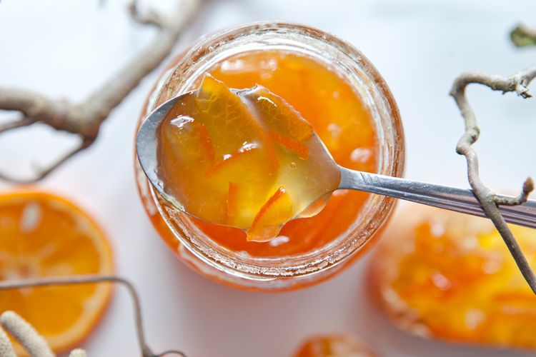 Ilustrasi marmalade, selai jeruk yang dibuat dengan kulitnya.