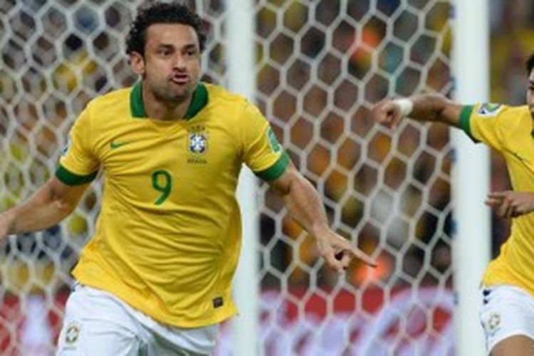 Striker Brasil, Fred (kiri), merayakan keberhasilannya mencetak gol pertama ke gawang Spanyol, dan Neymar ikut bergembira, dalam pertandingan final Piala Konfederasi di Stadion Maracana, Rio de Janeiro, Minggu (30/6/2013) malam waktu setempat.