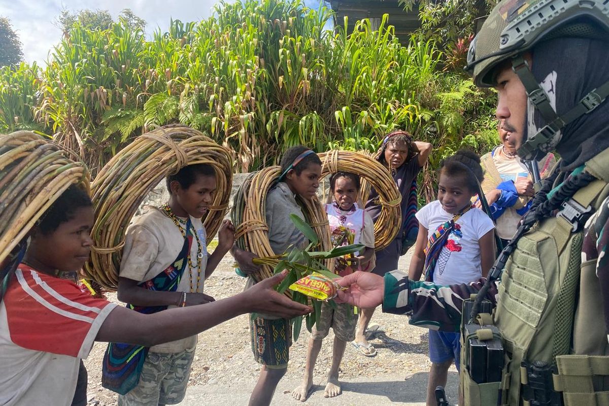 Berbagi Makanan Jadi Cara TNI Bangun Keakraban dengan Masyarakat Perbatasan Papua