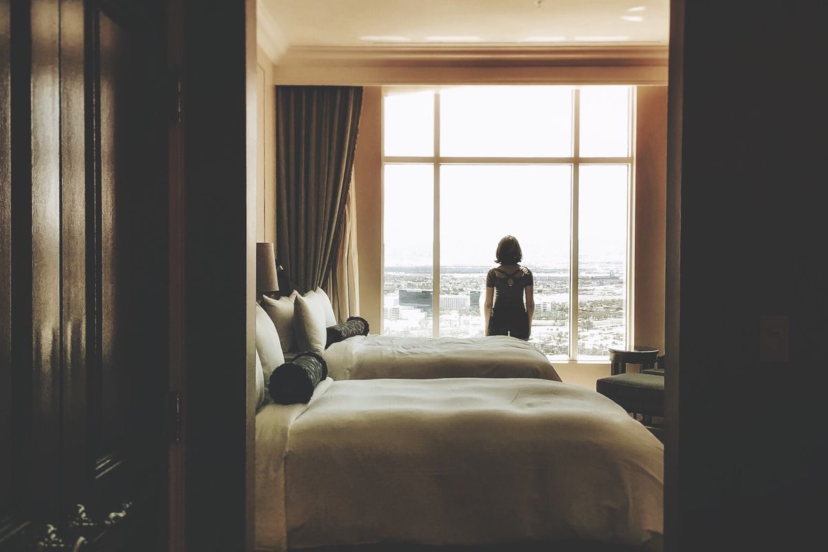 Ilustrasi pengunjung di dalam kamar hotel 