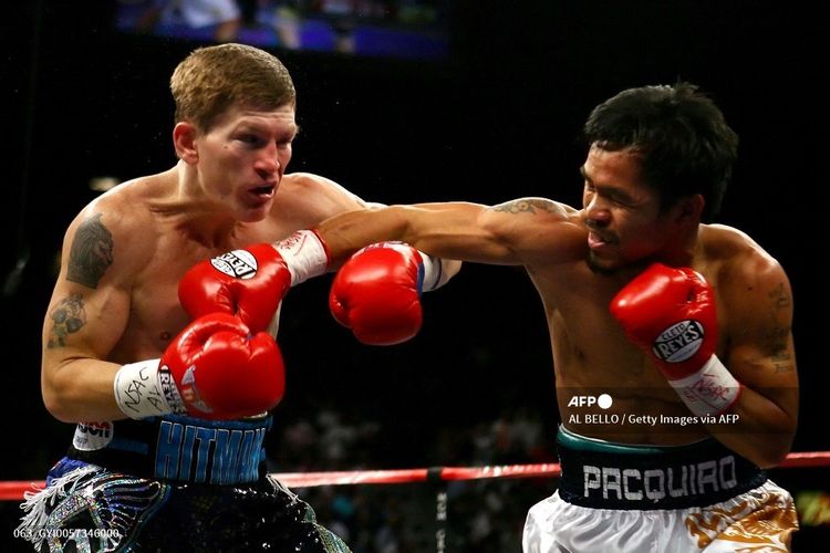 Manny Pacquiao dari Filipina melancarkan pukulan ke wajah Ricky Hatton dari Inggris pada ronde pertama pertarungan gelar kelas welter junior mereka di MGM Grand Garden Arena, 2 Mei 2009, di Las Vegas, Nevada. Pacquiao mengalahkan Hatton dengan TKO di ronde kedua.