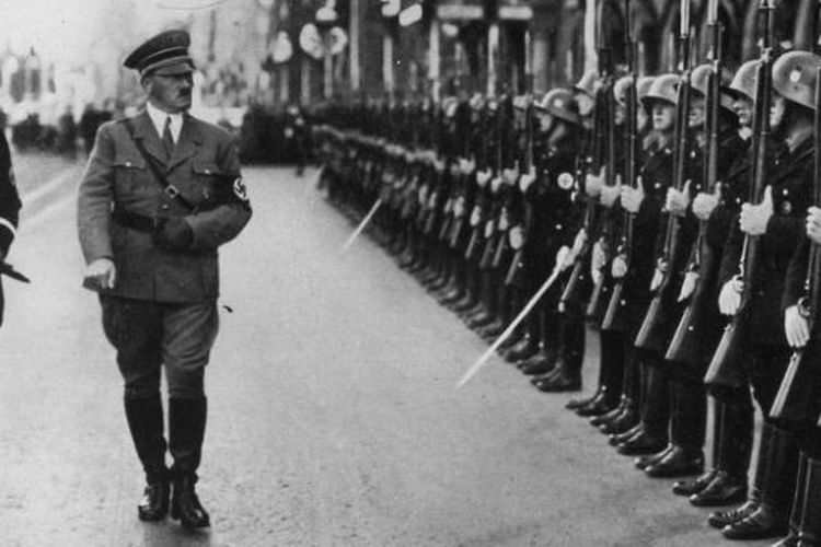 Pemimpin Nazi, Adolf Hitler sedang memeriksa pasukan elite SS didampingi orang kepercayaannya sekaligus pemimpin SS, Heinrich Himmler.