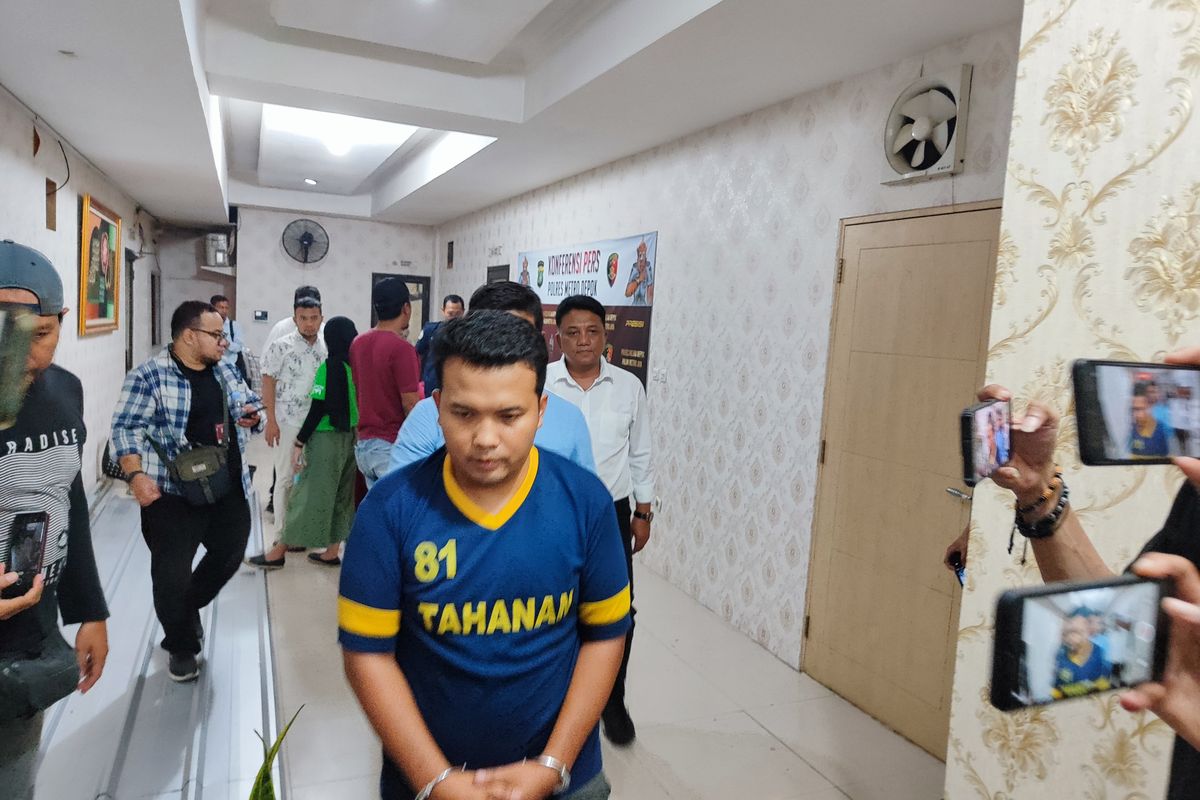 Pria inisial DY (31) pelaku penipuan modus loloskan masuk Akpol ditangkap Polres Metro Depok, Jumat (10/11/2023).