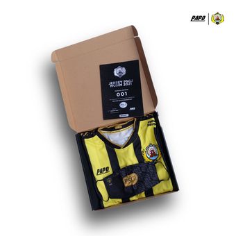 Jersey klub Persatuan Sepak Bola Gunung Jati (PSGJ) pada Liga 3 Nasional musim 2021 di dalam kemasan eksklusif. Papo yang menjadi produsen jersey ini. 