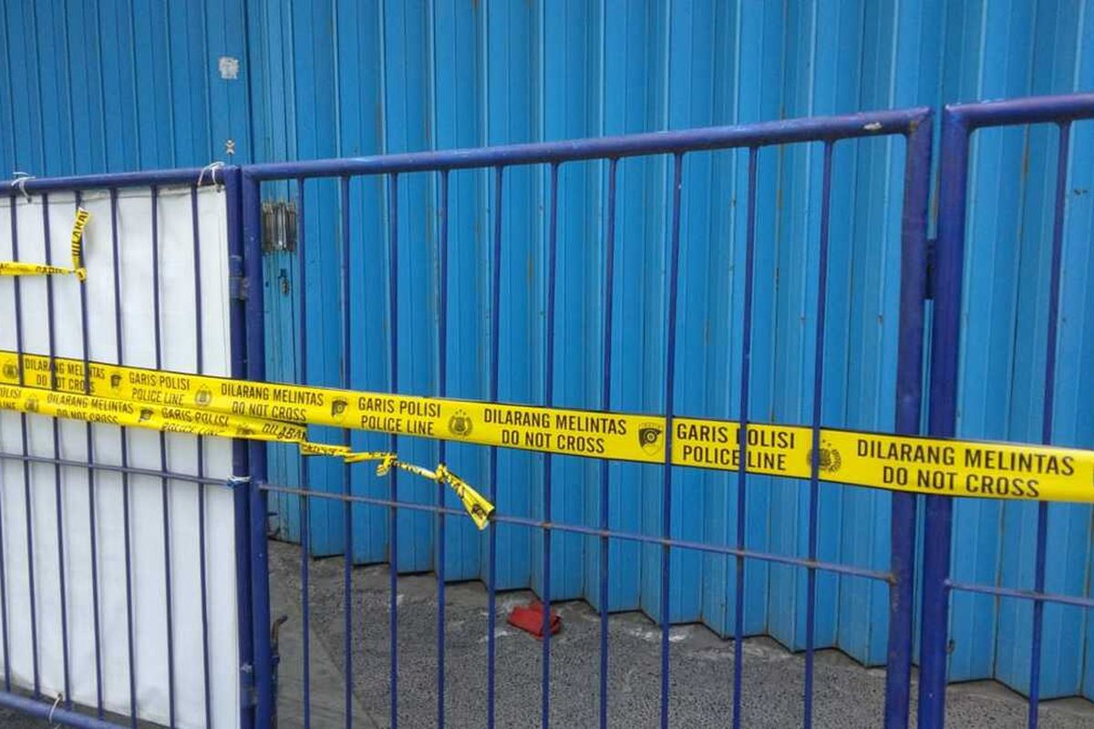 Police Line membentang di Ruko YANG Terjadi Perampokan di Surabaya, Jumat (07/01/2022).