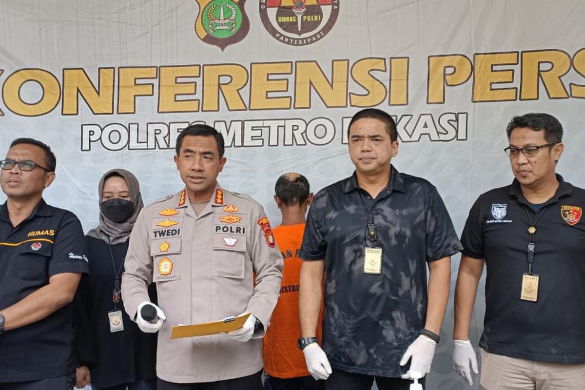 Kapolres Metro Bekasi (kedua dari kiri) saat konferensi pers kasus seorang ayah tiri yang memperkosa anaknya sendiri dan membunuh hasil hubungan gelapnya di Mapolres Metro Bekasi, Rabu (5/4/2023).