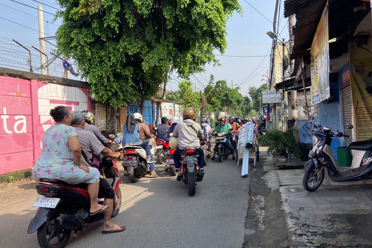 Banyak pengendara sepeda motor nekat melawan arus di Jalan Kayu Manis Barat, Kecamatan Matraman, Jakarta Timur, pada Kamis (16/3/2023) pagi.