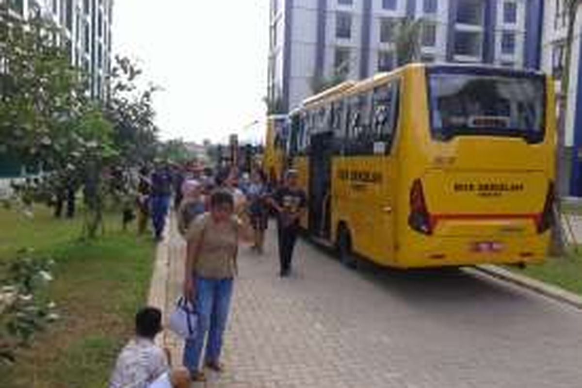 Kamis (7/4/2016), puluhan warga Pasar Ikan, Pejaringan, Jakarta Utara mendatangi rumah susun di kawasan Rawa Bebek, Jakarta Timur.