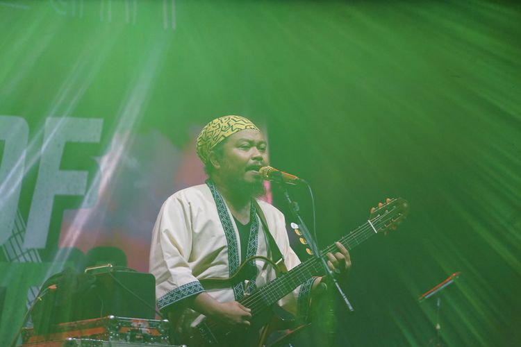 IPusakata dalam acara konser kepedulian terhadap Palestina Sound of Humanity yang digalang Dompet Dhuafa bersama para musisi di Cibis Park, Jakarta, Kamis (16/11/2023).

