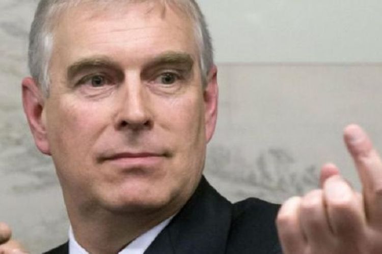 Pangeran Andrew Muncul Perdana Usai Ditangkap Skandal Epstein, Jalan Santai Dikawal Bodyguard