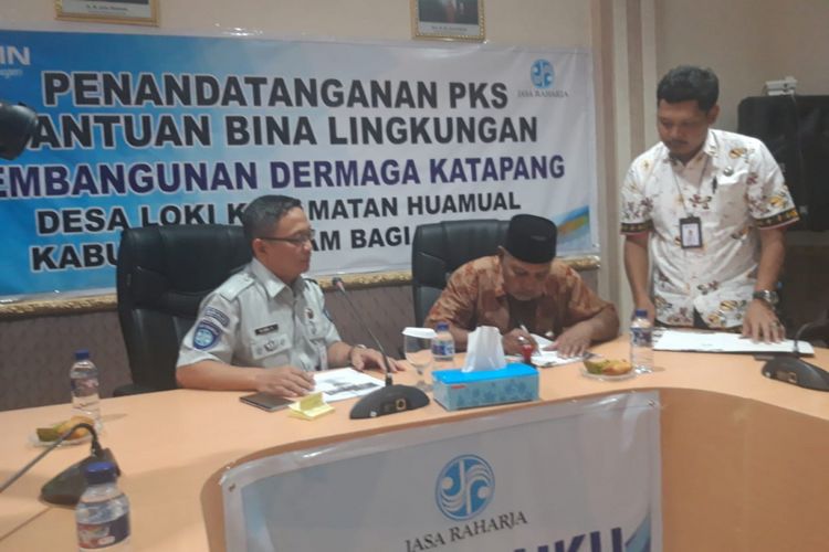 Kepala PT Jasa Raharja (Persero) Cabang Maluku, Muhammad Iqbal Hasanuddin bersama Kepala Dusun Katapang, Desa Loki, Kecamatan Huamual, Kabupaten Seram Bagian Barat, Maluku, Arsyad Syukur M Noer menandatangani kerjasama pembangunan dermaga speedboat Katapang di Kantor Jasa Raharja Maluku, Selasa (19/2/2019). Dalam kerjasama itu Jasa Raharja akan mengucurkan bantuan pembangunan dermaga tersebut senilai Rp 998.500.000