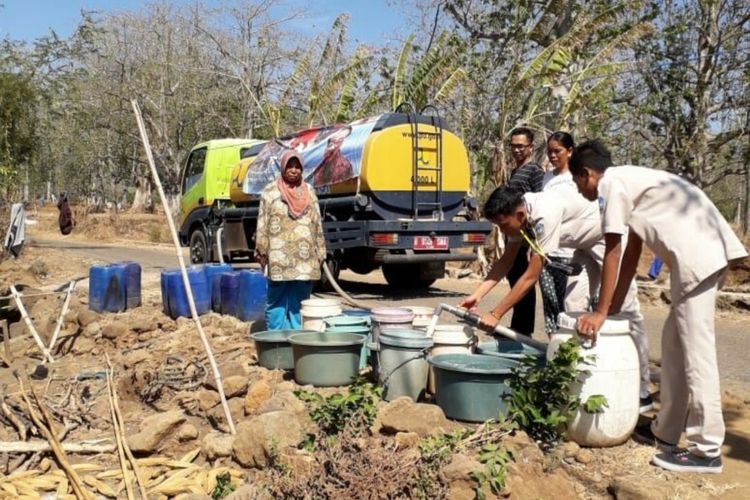Bantuan air bersih yang disalurkan untuk warga yang terdampak kekeringan di wilayah Banyuwangi