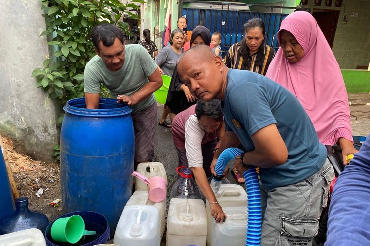 Warga sibuk mengisi air karena krisis air bersih di kawasan Pegadungan, Kalideres, Jakarta Barat, Rabu (13/9/2023). 