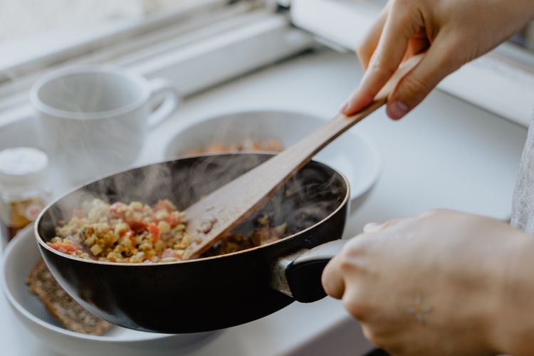 Proses menggoreng dan menumis bisa meninggalkan aroma tak sedap di dalam dapur.