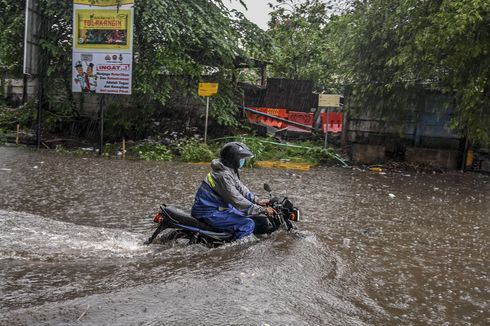 Kota Solo Banjir, Pengendara Motor Jangan Sembarang Terobos Genangan