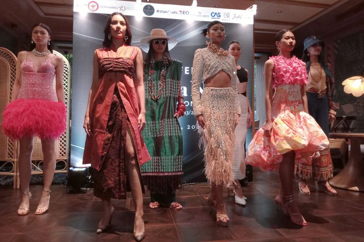 Tujuh desainer dan jenama fesyen mempersembahkan karya ready to wear yang terinspirasi dari kekayaan wastra dan kriya nusantara ke NYFW 2023.
