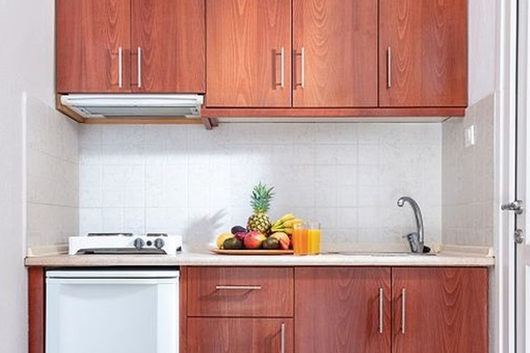 Ilustrasi lemari dapur kayu.