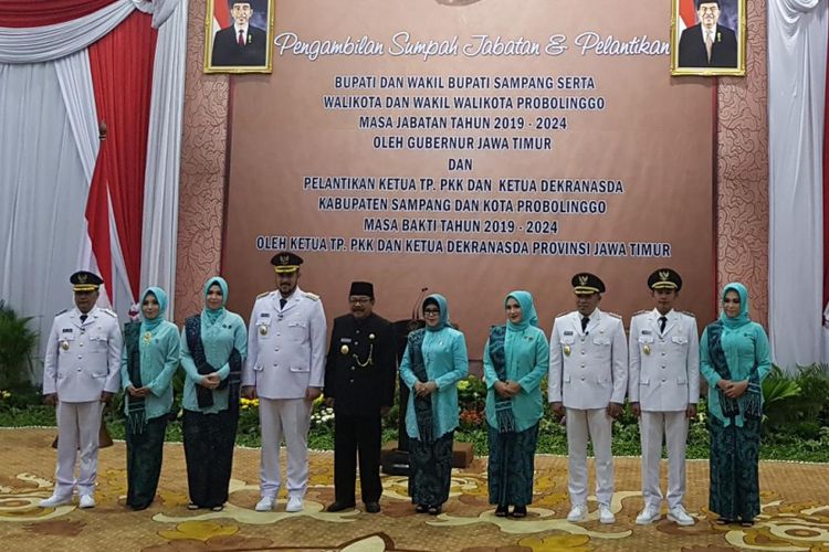 Gubernur Jawa Timur, Soekarwo, melantik Wali Kota dan Wakil Wali Kota Probolinggo serta Bupati dan Wakil Bupati Sampang di Gedung Negara Grahadi Surabaya, Rabu (30/1/2019).