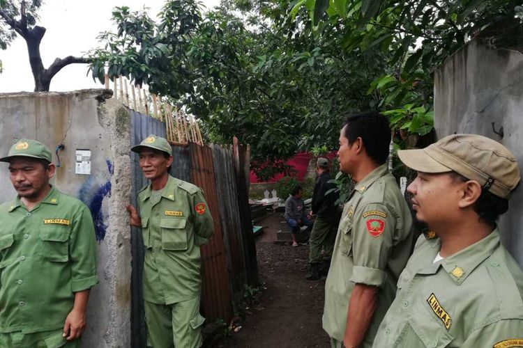 Petugas keamanan sekitar tengah menjaga di jalur akses menuju pemakaman. Polisi berencana membongkar makan istrinya Sule.