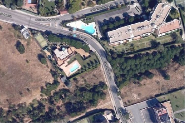 Kantor kedutaan besar Korea Utara lengkap dengan kolam renang di kota Madrid, Spanyol.