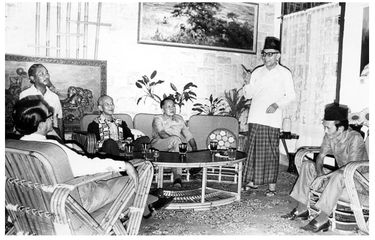 Bung Hatta (berdiri) ketika menjelaskan lagi pendapatnya tentang saat-saat menjelang Proklamasi Kemerdekaan di rumah bekas penculiknya, Singgih (baju batik hitam). Tampak dari kiri kekanan: GPH Djatikusumo, D. Matullesy SH, Singgih, Mayjen (Purn) Sungkono, Bung Hatta, dan bekas tamtama PETA Hamdhani, yang membantu Singgih dalam penculikan Soekarno Hatta ke Rengasdengklok. 