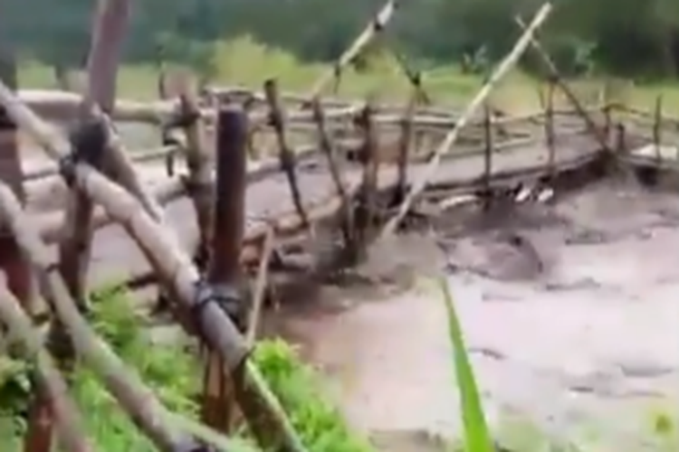 Tangkapan layar detik-detik jembatan darurat tersapu lahar Semeru