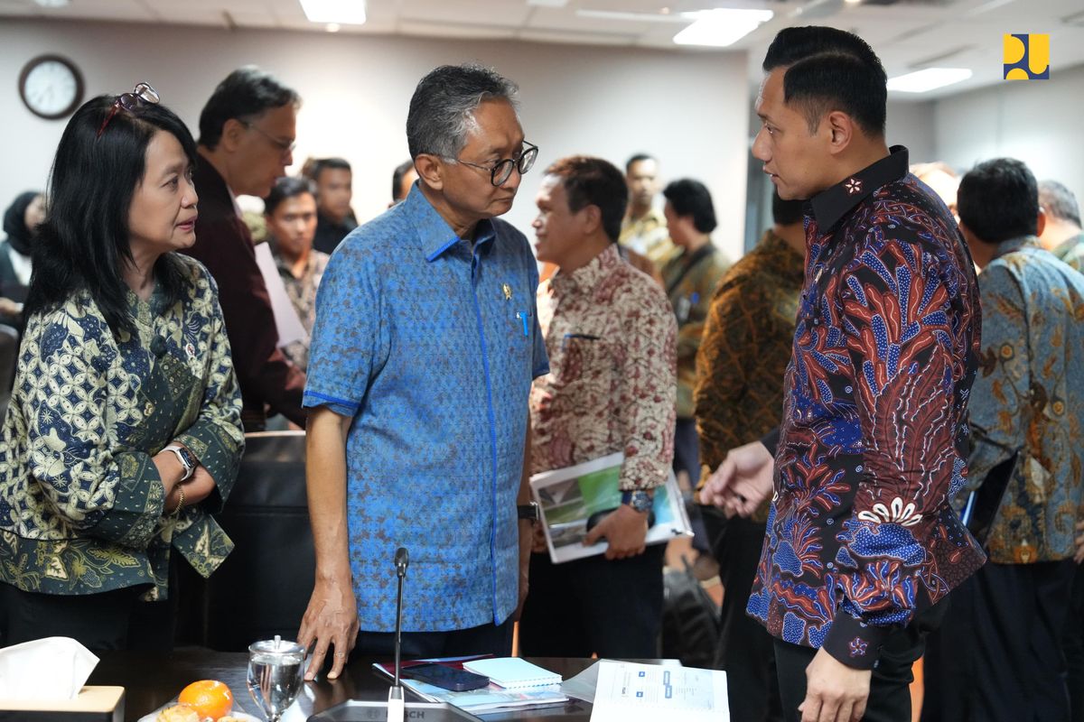 Menteri Pekerjaan Umum (PU) Dody Hanggodo bertemu dengan Menteri Koordinator Bidang Infrastruktur dan Pembangunan Wilayah Agus Harimurti Yudhoyono (AHY) untuk membahas respons penurunan muka tanah (land subsidence) Jakarta dan mengantisipasi bahaya banjir. Pertemuan berlangsung di Kantor Kementerian Infrastrukturdan Pembangunan Kewilayahan di Jakarta Pusat (1/11/2024).