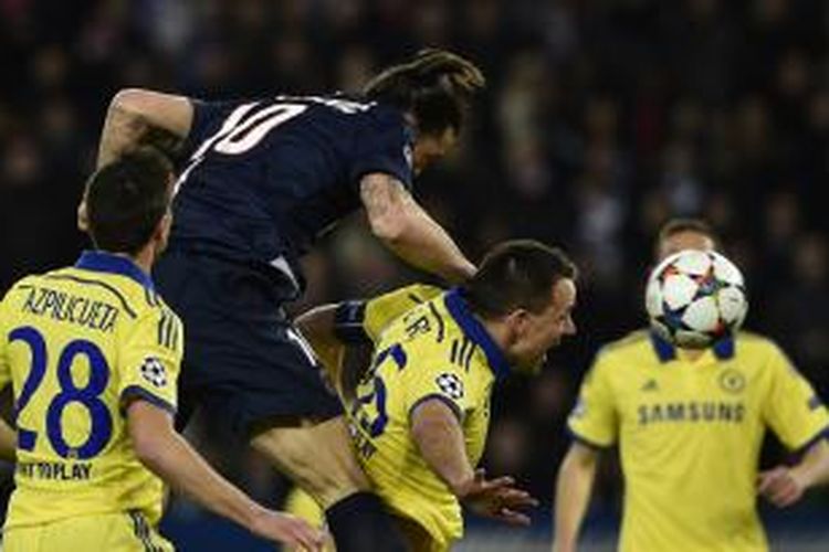 Bomber Paris Saint-Germain, Zlatan Ibrahimovic, berhasil menyundul bola, meskipun pemain asal Swedia tersebut dijaga ketat bek Chelsea, John Terry, saat kedua tim bertemu pada perdelapan final Liga Champions, Selasa atau Rabu (18/2/2015) dini hari WIB. 