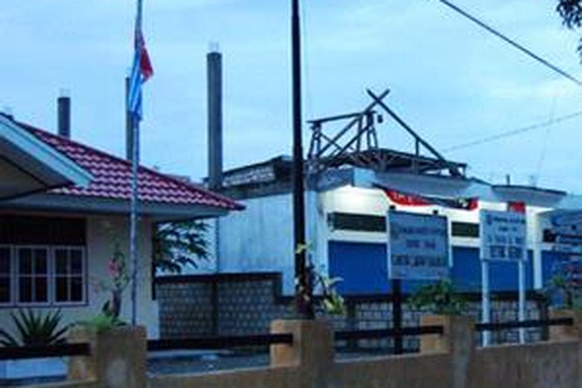 Peringatan ke-45 kembalinya Irian ke NKRI diwarnai pengibaran bendera bintang kejora di Kampus Universitas Cenderawasih dan Kantor Lurah Yabansai Distrik Harem Kota Jayapura Papua. Tampak bendera bintang kejora, Kamis (1/5) pagi, di tiang bendera Kantor Kelurahan Yabansai.