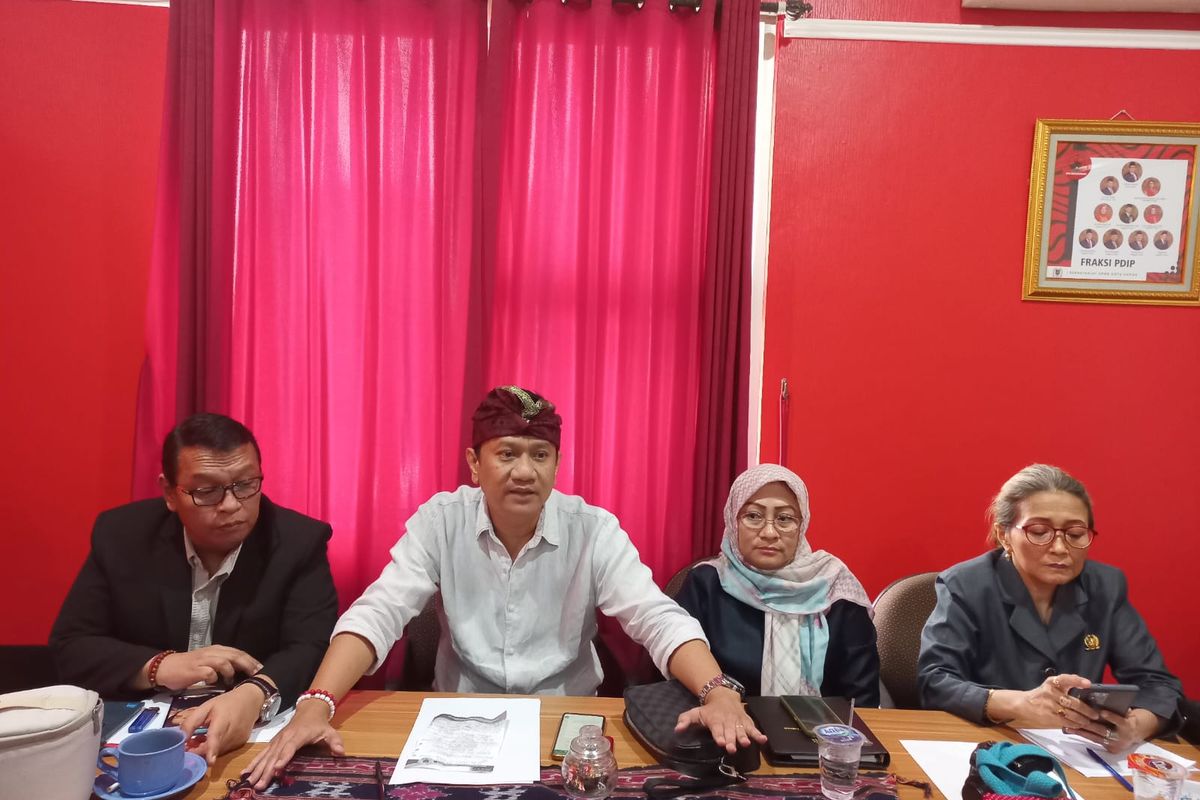 Ketua Dewan Pimpinan Cabang PDI-P Kota Depok, Hendrik Tangke Allo (tengah) didampingi Sekretaris-nya Ikravany Hilman saat konferensi pers di Ruang Fraksi DPRD Depok, Selasa (20/9/2022). 