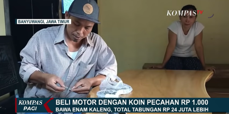 Dasar Wahyudi, pria asal Banyuwangi mengumpulkan uang koin senilai Rp 24 juta untuk membli motor NMAX