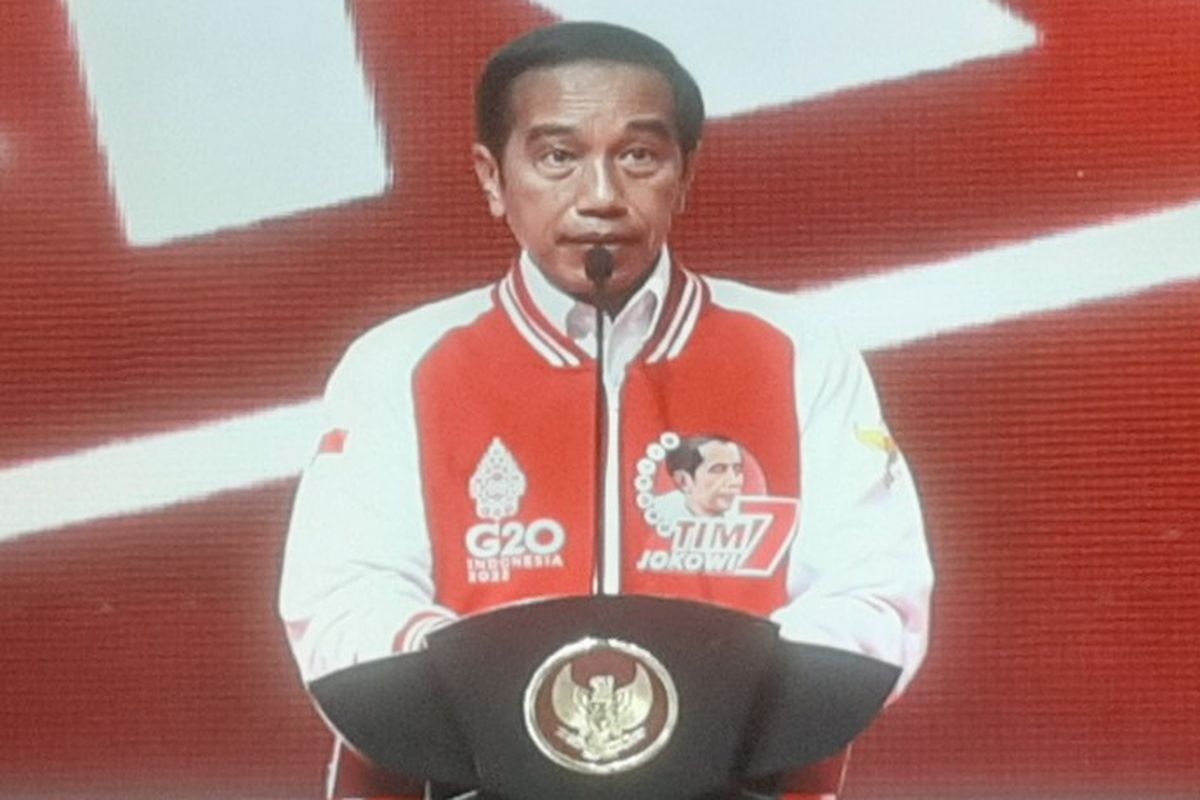 Presiden Joko Widodo berpidato saat menghadiri silaturahmi Relawan Tim 7 Jokowi Presiden di Econvention Ancol, Jakarta, Sabtu (11/6/2022) siang. 