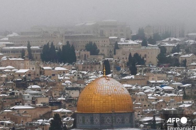 Salju menutupi Kota Tua Yerusalem dengan pemandangan Kubah Batu di kompleks masjid al-Aqsa, pada 18 Februari 2021. 