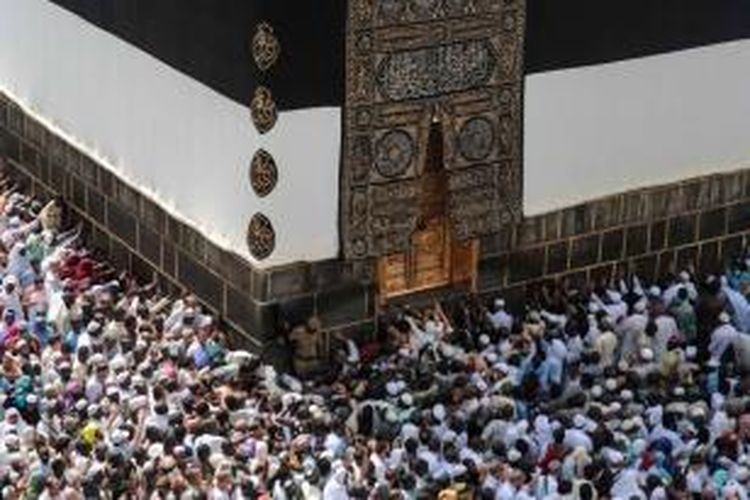 Umat Islam berdoa di Kakbah saat melakukan tawaf atau berjalan mengelilingi Kakbah di Masjidil Haram, kota suci Mekah, Saudi Arabia, 2o September 2015. Tawaf dilakukan sebagai bagian dari rangkaian ibadah haji.