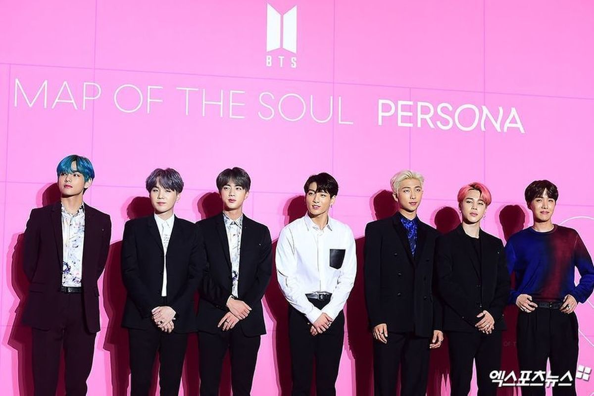 Para member boyband BTS saat konferensi pers global album terbaru mereka berjudul Map of the Soul: Persona.