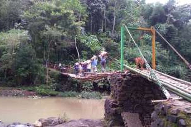 Jembatan Gantung kondisinya mengkhawatirkan bisa putus dan membahayakan nyawa yang melintasinya di Desa Nagrog, Kecamatan Cipatujah, Kabupaten Tasikmalaya, Rabu (7/12/2016). 