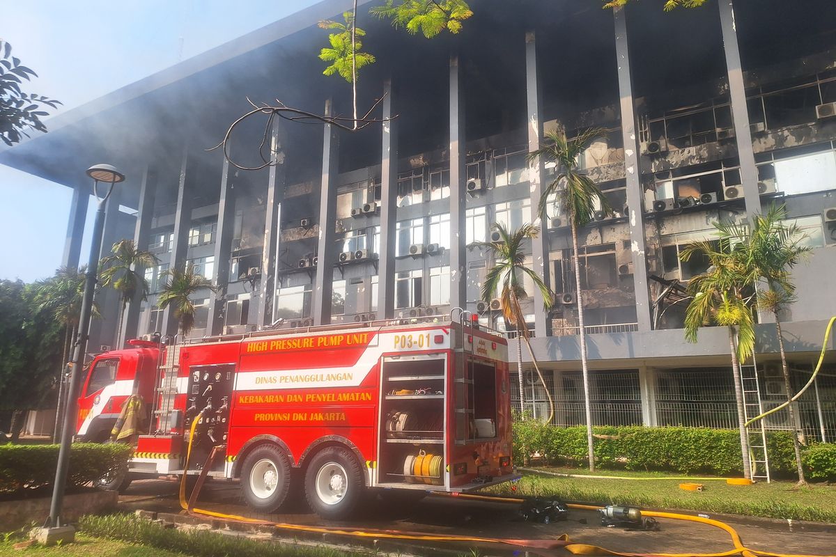 Gedung Bakamla RI kebakaran hingga diduga timbulkan ledakan, Minggu (29/8/2024).