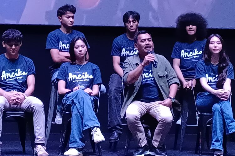 Produser film Ancika 1995 (memegang mikrofon) dan aktris Zee JKT48 (dua dari kiri) bersama para pemeran lainnya dan tim produksi saat perilisan trailer di CGV Grand Indonesia, Jakarta Pusat, Rabu (22/11/2023).