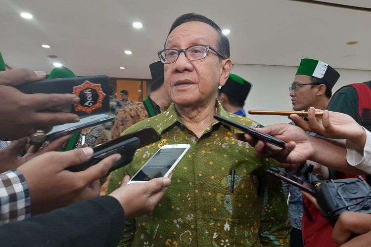 Wakil Ketua Dewan Kehormatan Partai Golkar Akbar Tandjung di Kompleks Parlemen, Senayan, Jakarta, Selasa (24/12/2019).