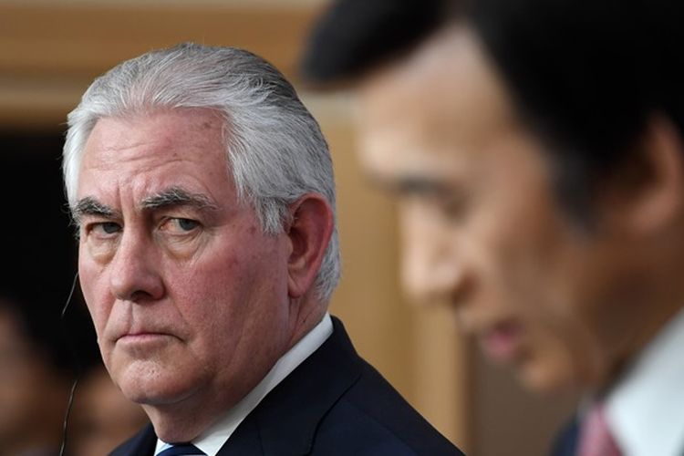 Menlu AS Rex Tillerson memerhatikan Menlu Korea Selatan Yun Byung-se, dalam jumpa pers di Seoul, Jumat (17/3/2017).