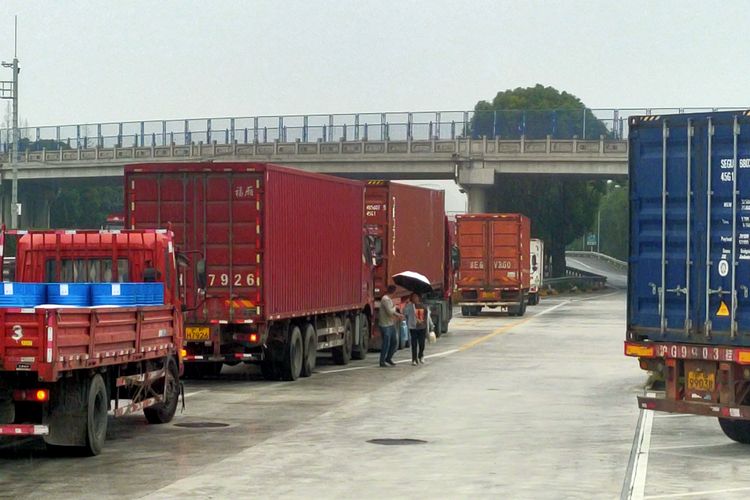 Sopir truk  di China yang sedang beristirahat di rest area Distrik Pudong, Shanghai