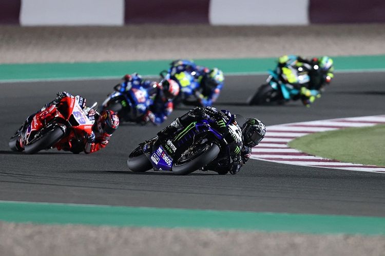 Pebalap Monster Energy Yamaha, Maverick Vinales (depan) pada balapan MotoGP Qatar 2021 di Losail International Circuit, di kota Lusail, pada 28 Maret 2021.