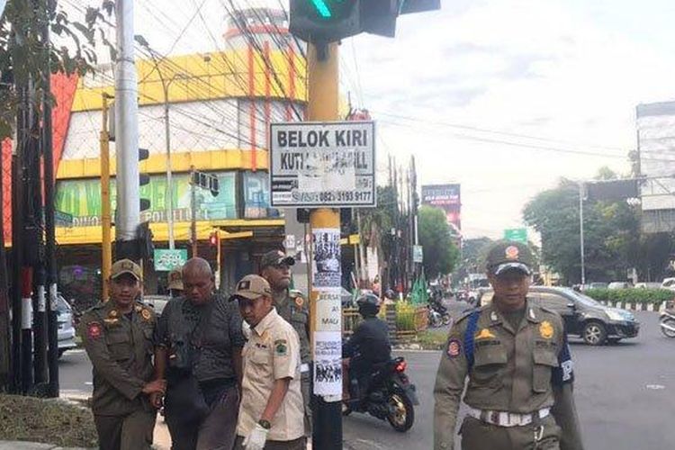 Satpol PP Kota Malang mengamankan pria paruh baya yang sehari-hari mengamen di kawasan Jalan Borobudur, atau perempatan Masjid Sabilillah, Rabu (22/3/2023). Penangkapan ini diduga kuat berdasarkan informasi viral di media sosial yang menyebutkan bahwa pria tersebut meresahkan karena kerap menempelkan kemaluannya ke pintu mobil saat mengamen. 
