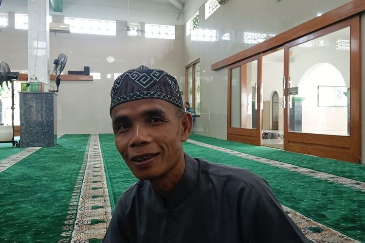 Puryono (45) pria yang bertugas sebagai marbut di Masjid Nurul Huda, Kemang Timur, Jakarta Selatan saat ditemui, Kamis (13/4/2023).