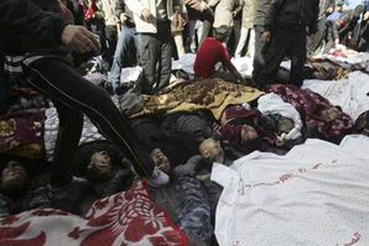 Jenazah-jenazah korban serangan Israel dibaringkan di halaman Rumah Sakit Shifa, Jalur Gaza, Sabtu (27/12).