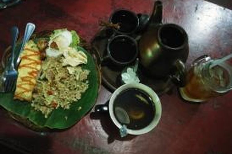 Nasi goreng dan teh poci di Warung Avatar, Jalan Samudera, Lhokseumawe, Aceh.