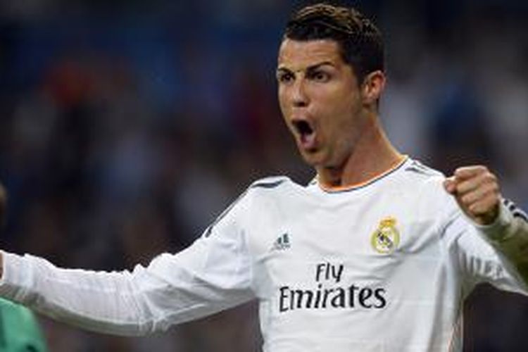 Penyerang Real Madrid, Cristiano Ronaldo, mengekspresikan kegembiraannya usai mencetak gol ke gawang Schalke pada leg kedua babak 16 besar Liga Champions, Selasa (18/3/2014). Madrid menang 3-1.